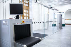 Пройти до мерії Києва тепер можна лише через металошукачі (фото)