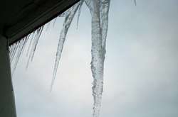 Обережно, крижані бурульки! На киян чатує нова небезпека (фото)