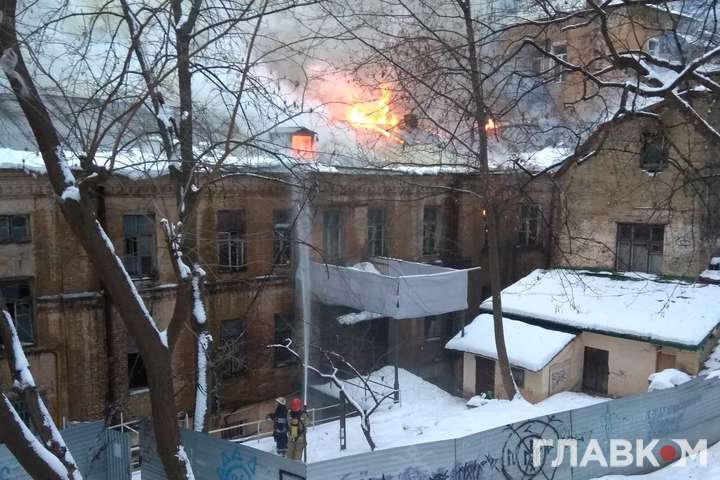Пожежа у центрі Києва: на місці працюють 26 вогнеборців (фото, відео)