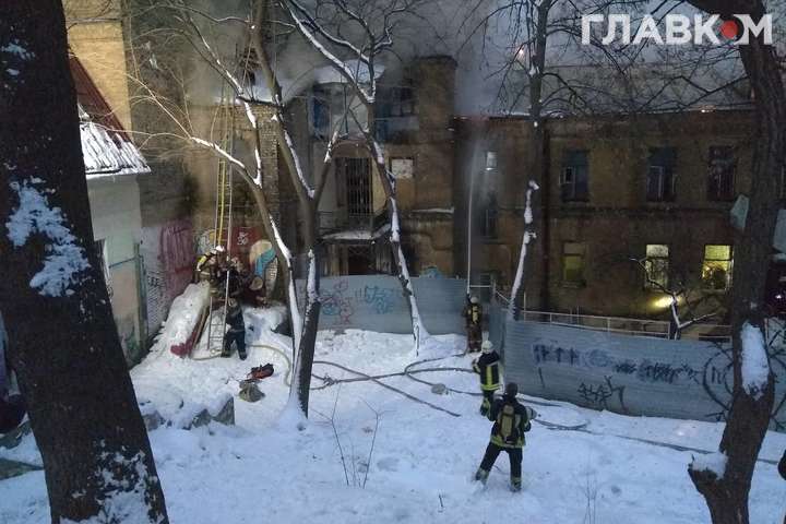 Через пожежу у старовинній будівлі на Грушевського евакуюють сусідні будинки