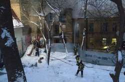 На місці пожежі працюють 26 рятувальників