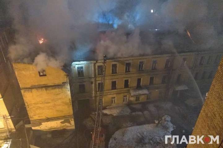 Пожежу у центрі Києва локалізовано: на ліквідації задіяно 70 чоловік (відео)
