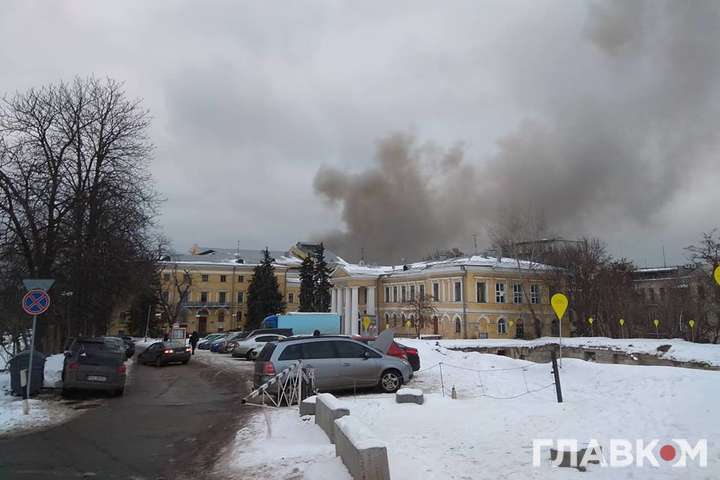 У центрі Києва горить історичний будинок 