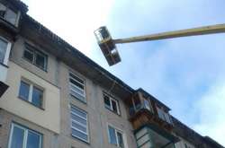 Понад сто комунальників очищують дахи столичних будівель від криги і снігу