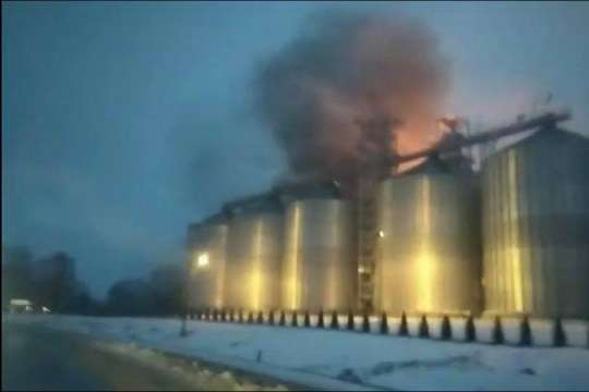 На Львівщині горить завод, що виготовляє олію 