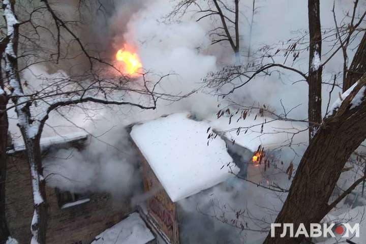 В центре Киева загорелось историческое здание (фото, видео)