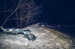 Від удару у автомобіля вирвало крило і відлетіло дзеркало