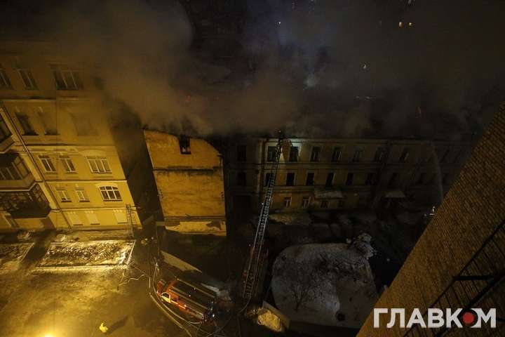 Пожежа у старовинній будівлі в Києві: активістка назвала, хто її підпалив