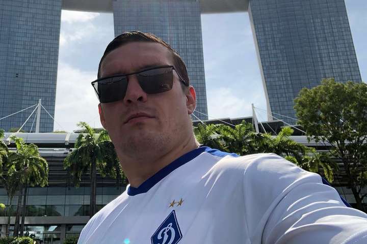 Усик одягнув футболку «Динамо», на що Срна відповів: «Шахтар» – чемпіон». Фотофакт