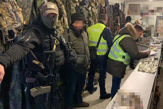Правоохоронці затримали у Києві торговця зброєю
