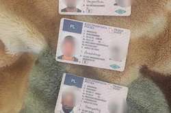 Під час обшуків вилучено документи з ознаками підробки, зокрема паспорти, візи, посвідки