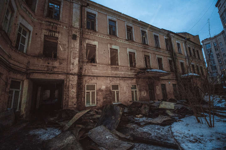 Наслідки пожежі у старовинній садибі в центрі Києва: з’явилося відео