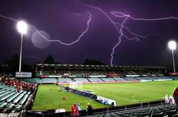 В Бразилії блискавка вразила футболіста прямо під час матчу (відео)