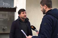 Володимир Зеленський спілкується з журналістом «Схем» біля свого офісу