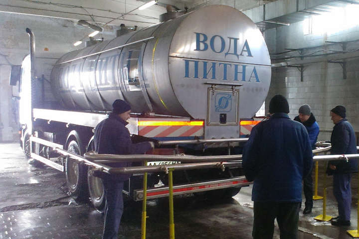 «Київводоканал» освячуватиме воду цілими цистернами (фото)