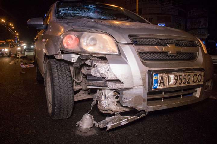 У Києві кур’єр на мопеді потрапив під дві автівки (фото, відео)
