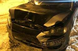 У Вінниці водій наїхав на клумбу, збив дерево і втік