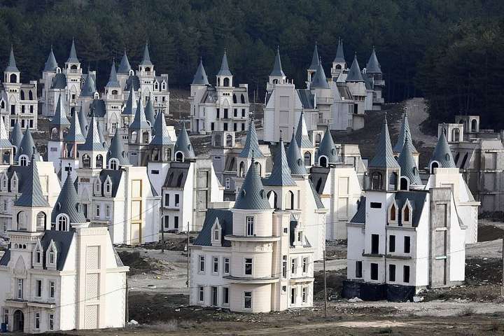 В Турции сотни миниатюрных замков стоят недостроенными из-за экономического кризиса