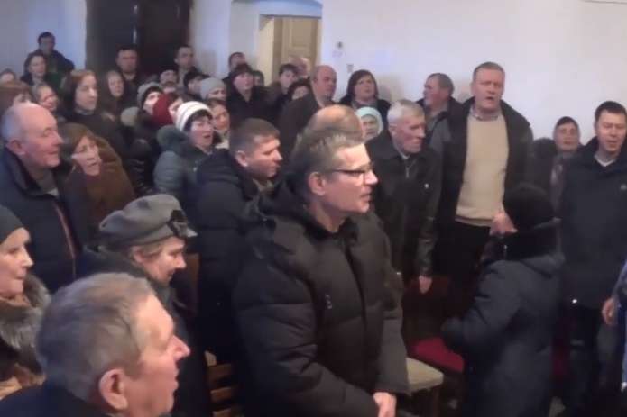 Як село на Буковині приєднувалося до Православної церкви України (відео зборів)