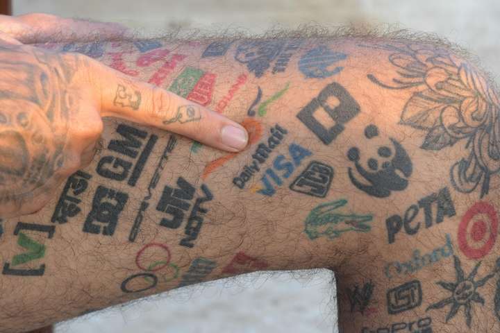 Индийский татуировщик набил себе на тело 442 логотипа любимых брендов