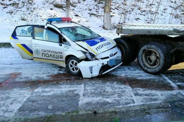В Одесі вантажівка в'їхала в машину патрульних: є постраждалі