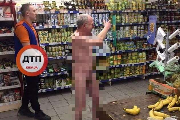 По столичному супермаркету розгулював голий чоловік (фото)