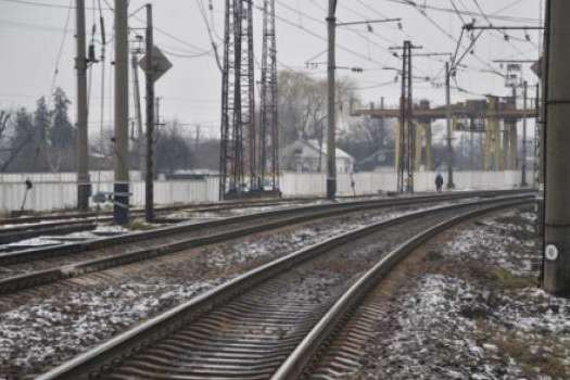На Київщині вантажний потяг збив чоловіка