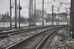 На Київщині вантажний потяг збив чоловіка