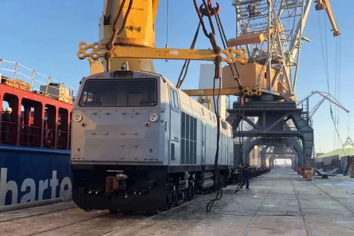 До України зі США прибули п'ять локомотивів «Тризуб»