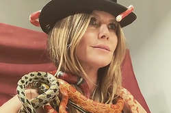 Хайди Клум снялась в экстремальной фотосессии с живыми змеями: видео