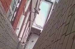 У Львові підлітки зняли на відео, як викидають кішку з 9-го поверху