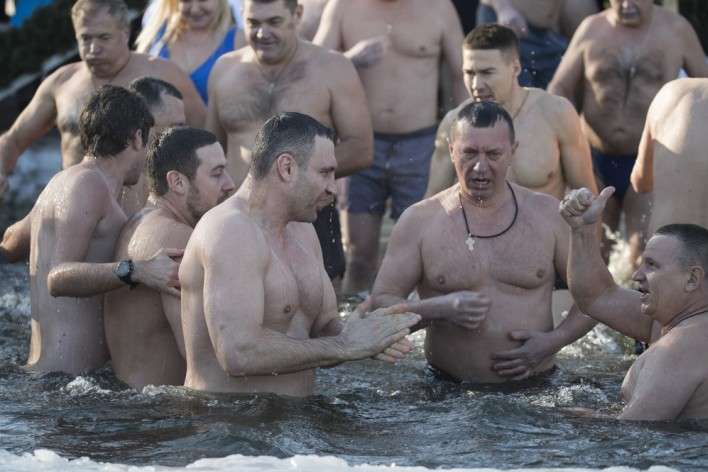 На Водохреще Кличко пірнав у Дніпро в парку «Наталка» 
