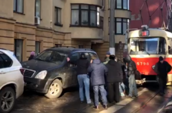 Розлючені кияни прибрали з колій дві автівки, що заблокували трамвай: відео