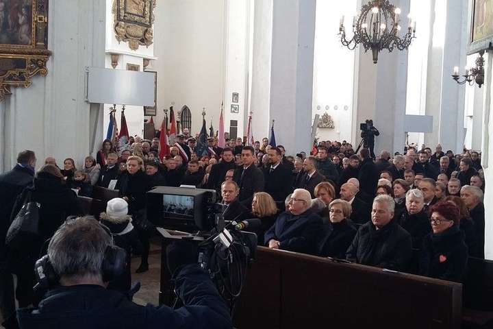 Польща: Тисячі людей прийшли на похорон мера Гданська