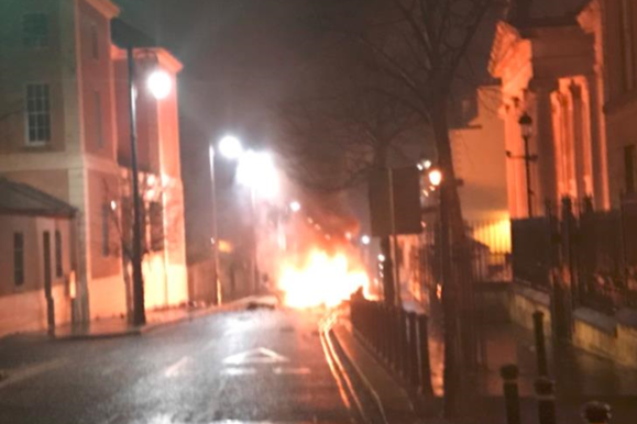 У Північній Ірландії біля будівлі суду вибухнув автомобіль