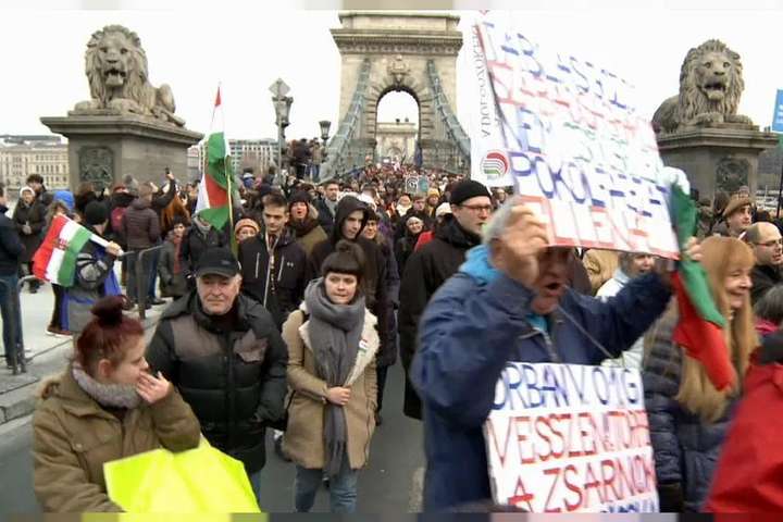 У Будапешті знову демонстрації проти «закону про рабство»