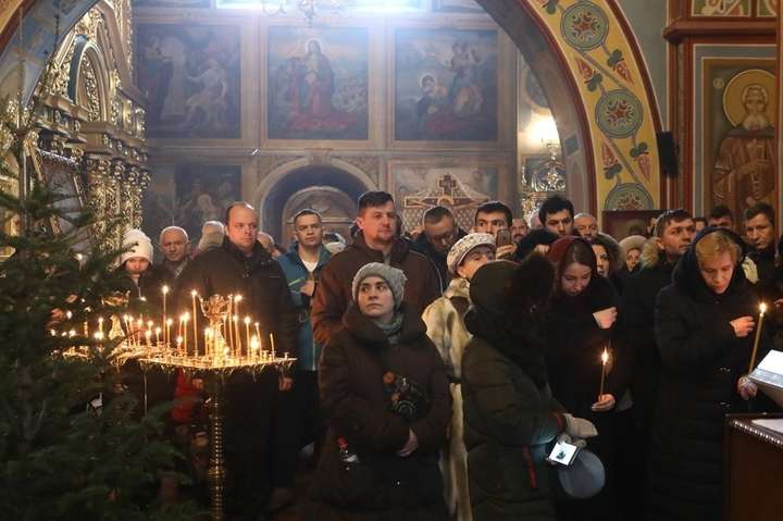 <p>Учасники панахиди помолились у пам’ять усіх учасників бойових дій, які ціною свого життя відстоювали територіальну цілісність України</p>
<div></div> - У Михайлівському соборі вшанували пам’ять загиблих «кіборгів» (фото)