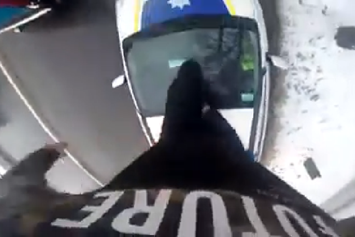 У Рівному парубок зняв на відео, як бігає по патрульній автівці