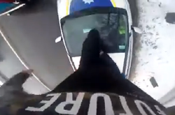 У Рівному парубок зняв на відео, як бігає по патрульній автівці