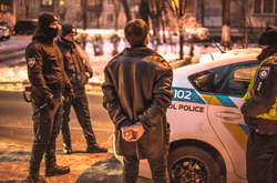 Поліцейські закували чоловіка, що стріляв, у наручники