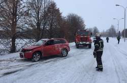 Біля вінницького аеропорту в кювет злетів позашляховик