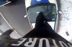 В Ровно парень снял на видео, как бегает по патрульной машине