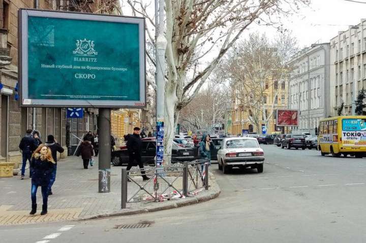 В Одесі перед світлофором на перехресті поставили рекламний щит