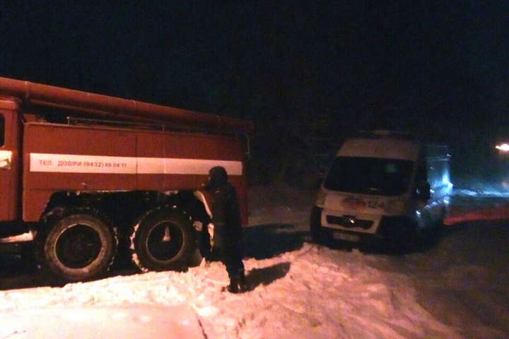 На Вінниччині рятувальники витягли із снігових заметів дві «швидкі»