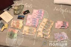 В результате обысков правоохранители изъяли деньги, мобильные телефоны, черновые записи, банковские и телефонные карточки, а также компьютерную технику