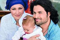  Алена Мозговая и Владимир Ткаченко с дочерью 
  
 
 <ins class=