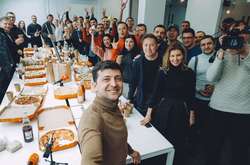 Всех делегатов и гостей съезда партии угощали пиццей, соком и бургерами