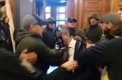 У Києві судять 19 молодиків, які облили зеленкою Гусовського