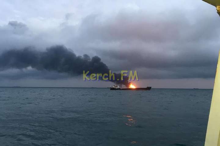У Керченській протоці після вибуху загорілися два судна