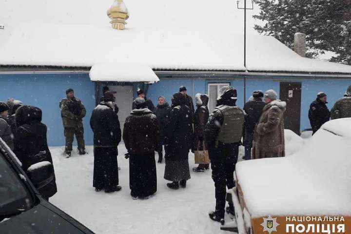 Храм, священик якого вперше на Донбасі перейшов до ПЦУ, охороняє поліція